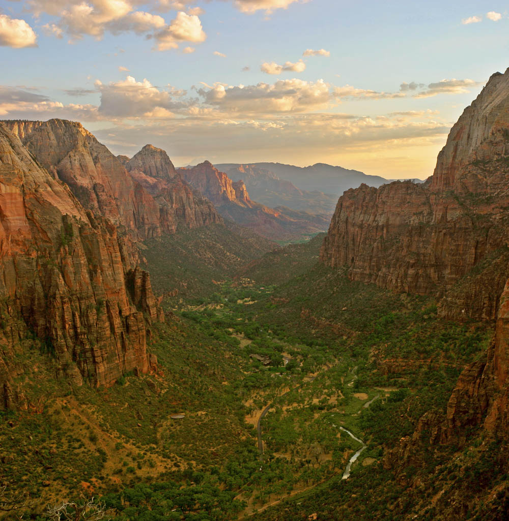 The red sandstone cliffs of Zion Canyon